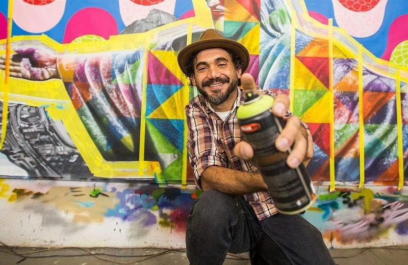 Você já ouviu falar em Eduardo Kobra? Pode ser que não, mas provavelmente já viu e admirou uma das tantas obras que o muralista já fez em sua carreira de sucesso. São artes que estão não só no Brasil, mas também em outros países.