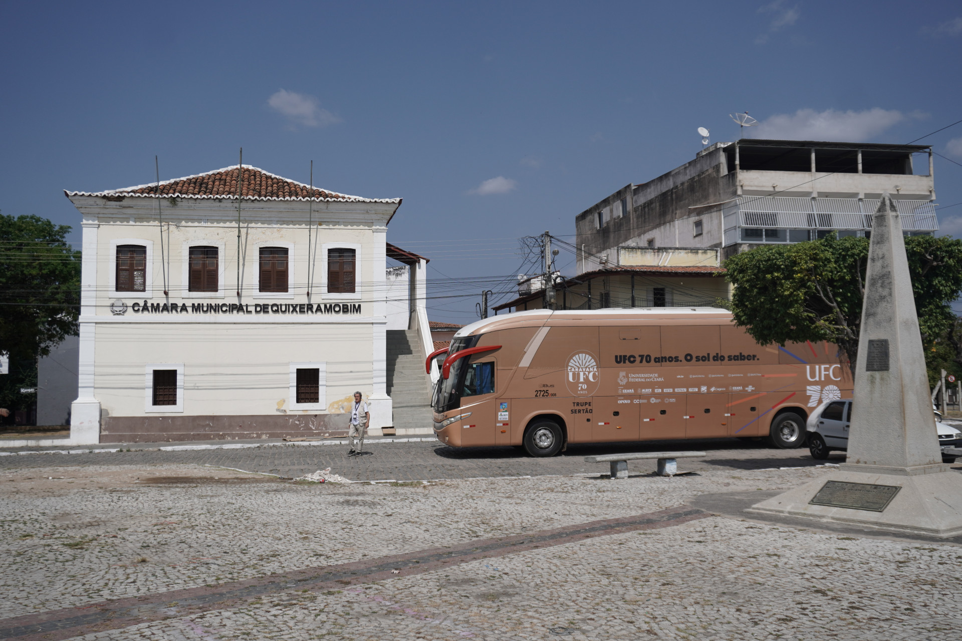 ￼ÔNIBUS da Caravana UFC 70 anos também passou por Quixeramobim (Foto: Joakim Santos/Especial para O POVO)