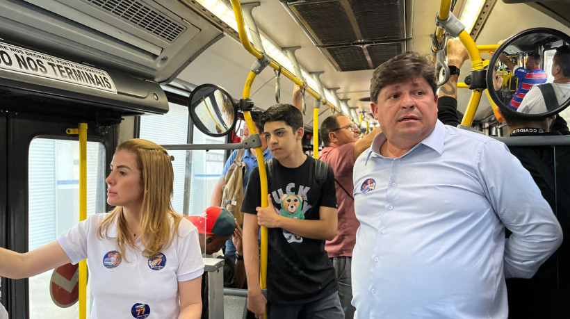 George Lima e Rachel Girão, do Solidariedade, pegam ônibus no Terminal da Messejana em ação de campanha para à Prefeitura de Fortaleza