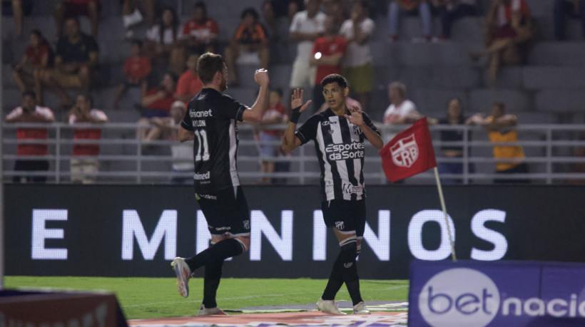 Aylon e Erick Pulga, atacantes do Ceará, festejam segundo gol alvinegro diante do CRB