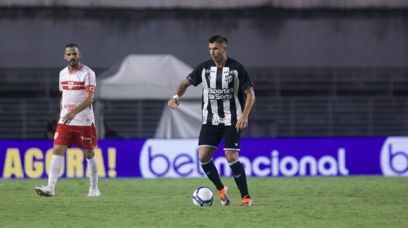 Lucas Mugni, meia do Ceará, durante duelo contra o CRB, pela Série B do Campeonato Brasileiro 