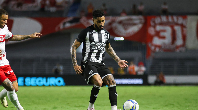 Matheus Bahia, lateral do Ceará, durante jogo contra o CRB-AL