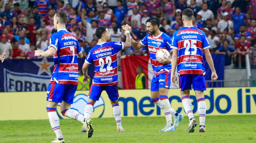 Yago Pikachu e Lucero comemoram gol no jogo Fortaleza x Rosario Central, no Castelão, pela Copa Sul-Americana 2024