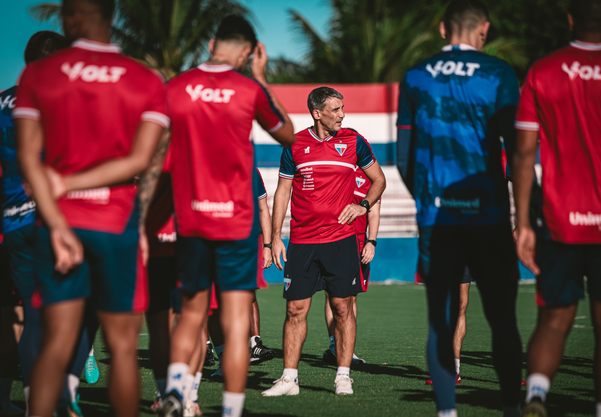 Técnico Vojvoda conversa com jogadores em treino do Fortaleza (Foto: Mateus Lotif/Fortaleza EC)