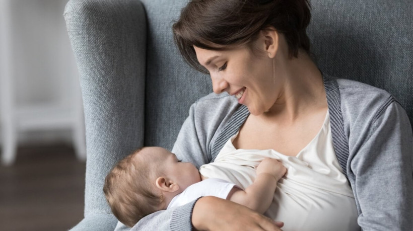 Posições de amamentação ajudam as mães a superarem os desafios do aleitamento materno (Imagem: fizkes | Shutterstock) 