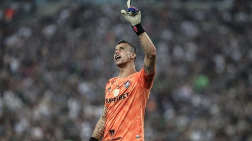 Perto dos 44 anos, goleiro defende dois pênaltis do Grêmio e é destaque na classificação Tricolor para as quartas da Libertadores