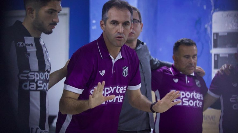 Técnico do Ceará, Léo Condé conversa com elenco no vestiário do Estádio Rei Pelé, em Maceió-AL