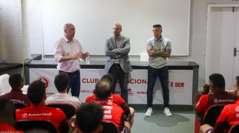 Ídolo colorado, D'Alessandro, novo diretor esportivo do clube gaúcho, teve seu primeiro contato com os jogadores nesta quinta-feira