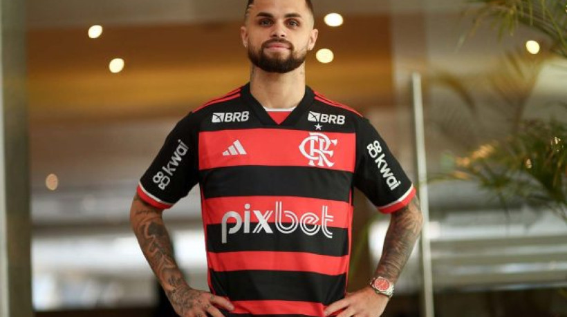 Com 28 anos, o atacante, que estava no Al-Hilal, assinou com o Flamengo por quatro temporadas