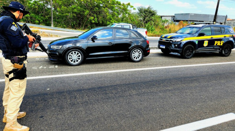 Carro de luxo roubado no Rio a cinco anos é apreendido em Fortaleza