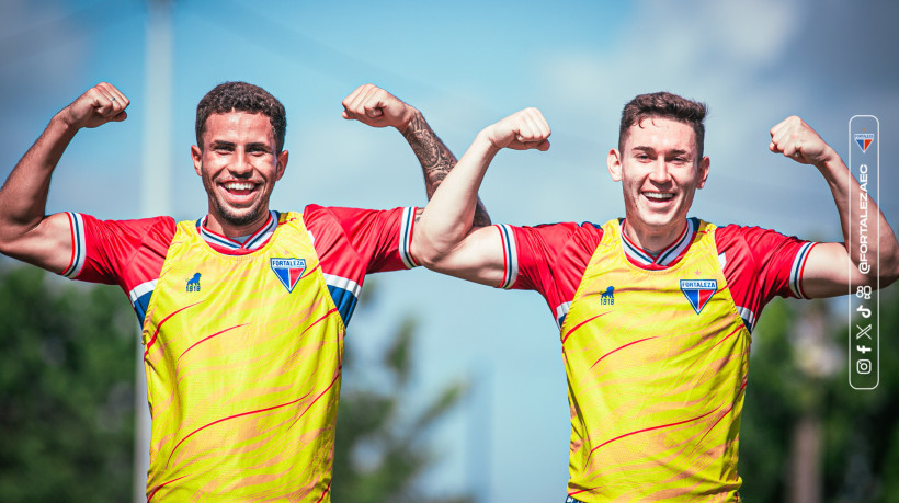 Kauê Canela e Fabrício, jogadores do Sub-20 do Fortaleza, comemorando gol pelo tricolor