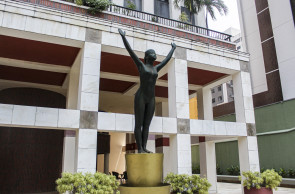 FORTALEZA, CE, BRASIL, 23-08-2024 - Estátua em condomínio residencial no Meireles (foto: Matheus Souza/O povo)















































































