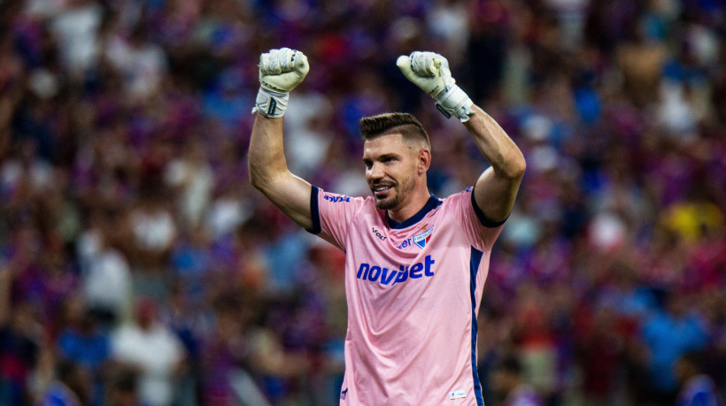 João Ricardo, goleiro do Fortaleza, celebra classificação para as quartas de final da Sul-Americana