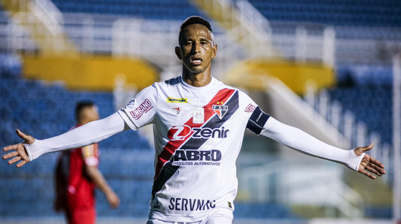 Ciel marca hat-trick pelo Ferroviário contra o Tombense