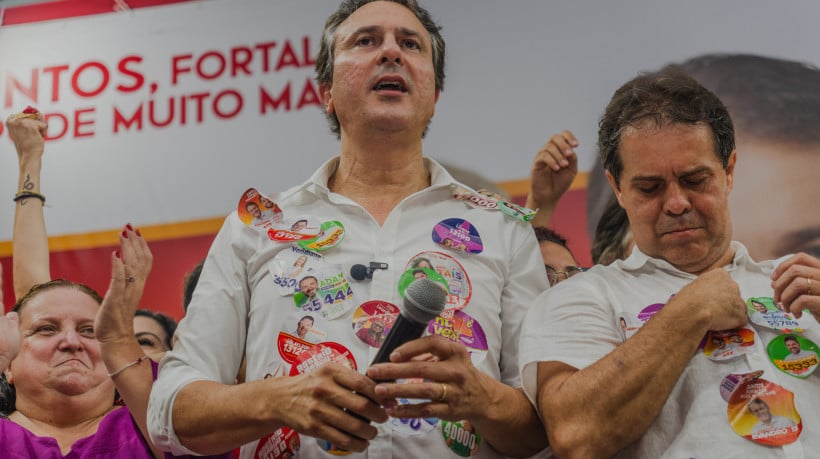 FORTALEZA-CE, BRASIL, 24-08-2024: Inauguração do comitê do candidato à prefeitura, Evandro Leitão (PT). Na foto,  o candidato à prefeitura, Evandro Leitão (PT), e o senador, Camilo Santana. (Foto: Fernanda Barros/O Povo)