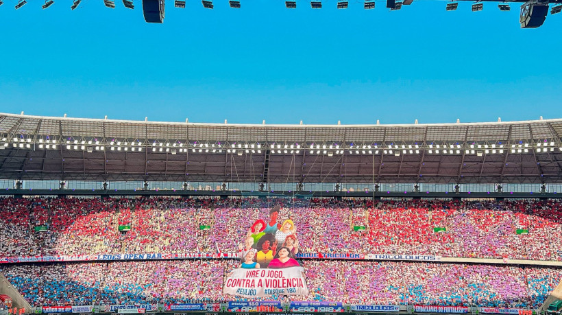 Torcida do Fortaleza exibiu mosaico em campanha contra a violência doméstica e familiar contra a mulher. 