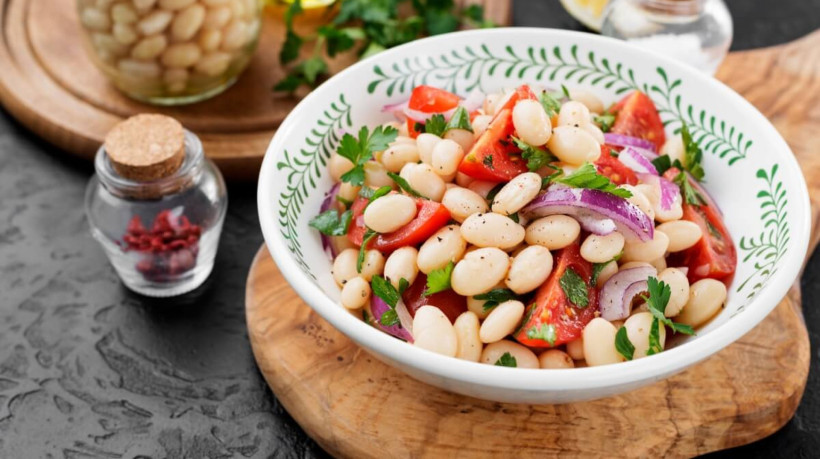 Salada de feijão-branco (Imagem: nelea33 | Shutterstock)