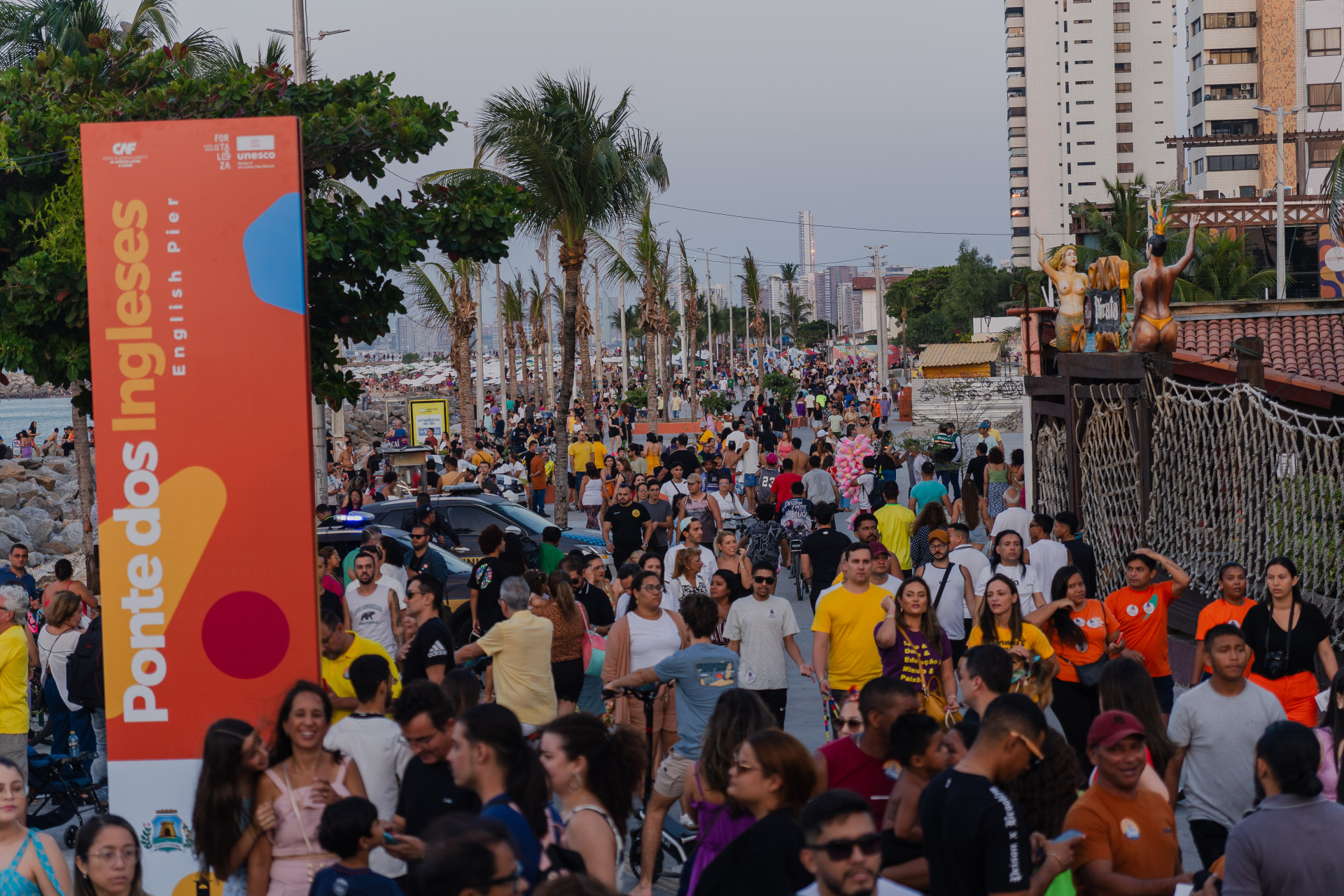 ￼APÓS dia anterior ter sido tenso e com estabelecimentos fechados, Praia de Iracema lotou ontem, durante inauguração da Ponte dos Ingleses (Foto: FERNANDA BARROS)