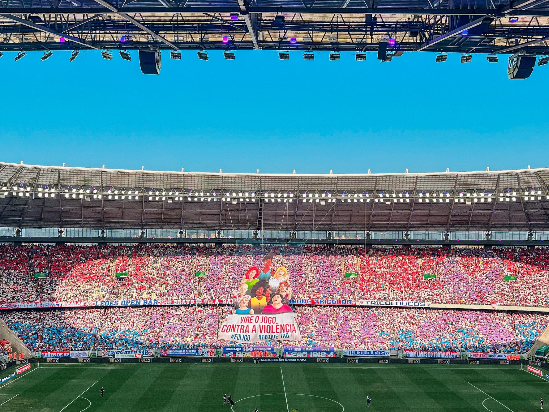 ￼TORCIDA do Fortaleza exibiu mosaico em campanha contra a violência doméstica e familiar contra a mulher.  (Foto: Renan Ferreira/Fortaleza EC)