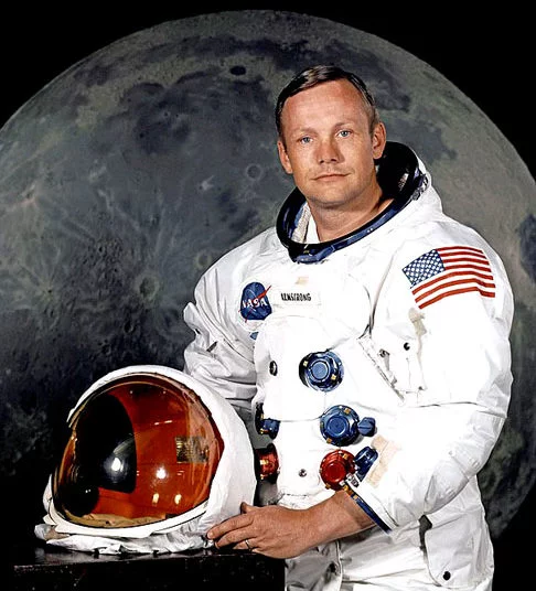 Neste domingo (25/08), completaram-se 12 anos da morte de uma das figuras mais importantes da história da humanidade, o astronauta e primeiro homem a pisar na lua, Neil Armstrong. Ele faleceu aos 82 anos, depois de ter complicações por uma cirurgia de ponte de safena.