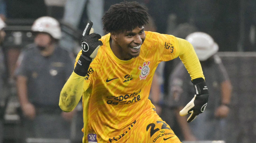 Hugo Souza, goleiro do Corinthians, após defender pênalti contra o Red Bull Bragantino