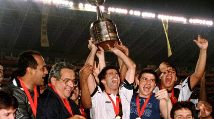 Los jugadores del equipo brasileno Vasco da Gama celebran su triunfo sobre el equipo ecuatoriano Barcelona en Guayaquil, Ecuador 26 de Agosto. Vasco da Gama vencio a Barcelona 2-1 por y se consagro campeon de la Copa America.       Brazil's Vasco da Gama players celebrate their Copa Libertadores win over Ecuador's Barcelona in Guayaquil, Ecuador, 26 August. Vasco da Gama won 2-1.         AFP PHOTO Edison RIOFRIO (Photo by EDISON RIOFRIO / AFP)