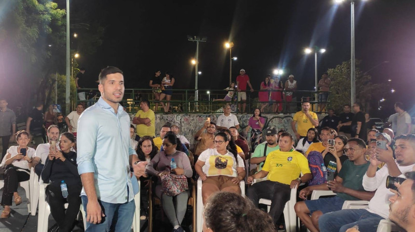 Candidato André Fernandes (PL) conversou, nesta segunda-feira, 26, com apoiadores em uma praça localizada no bairro Lagoa Redonda