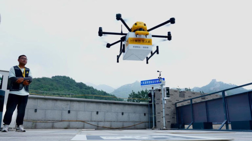 Os drones são lançados por um operador do telhado de um hotel perto da Grande Muralha em Pequim, China