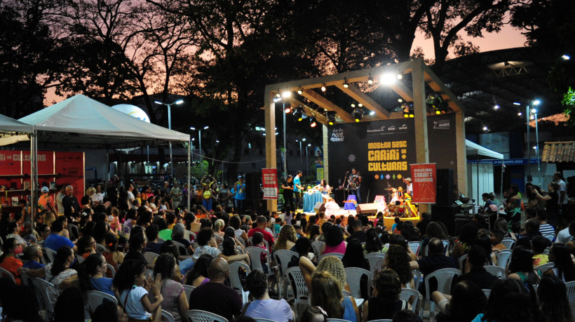 Entre canções, histórias e teatro de bonecos, Bia levou ao palco 18 números 