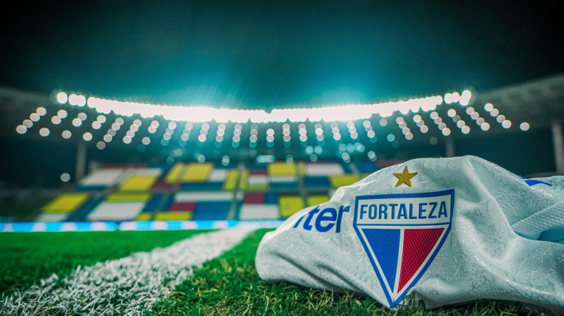 Escudo do Fortaleza no uniforme de jogo