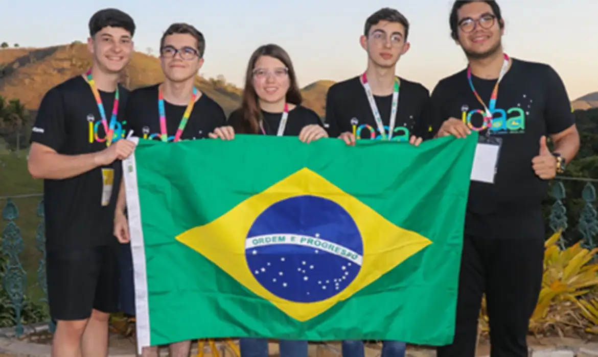 Brasileiros são medalhistas em olimpíada internacional de astronomia