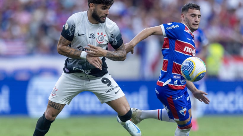 Yuri Alberto e Emmanuel Martínez disputam lance no jogo Fortaleza x Corinthians, no Castelão, pelo Campeonato Brasileiro Série A 2024