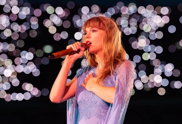 Durante passagem por Londres, na Inglaterra, para a turnê The Eras Tour, a cantora Taylor Swift alcançou mais um recorde. Ela superou Michael Jackson e tornou-se a artista com maior número de apresentações no mítico estádio de Wembley: 8 ao todo, contra 7 do ídolo pop. 