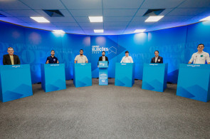 FORTALEZA-CE, BRASIL, 27-08-2024: Debate com os candidatos para prefeito de Fortaleza no auditório da OAB. José Sarto, André Fernandes, Técio Nunes, apresentador Ítalo Coriolano, George Lima, Evandro Leitão e CApitão Wagner. (Foto: Fco Fontenele/O Povo) 