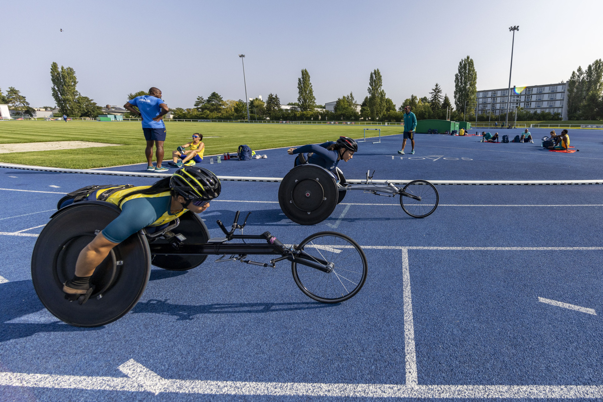 Atletas brasileiras em treino de atletismo, em Troyes (Foto: Alessandra Cabral/CPB)