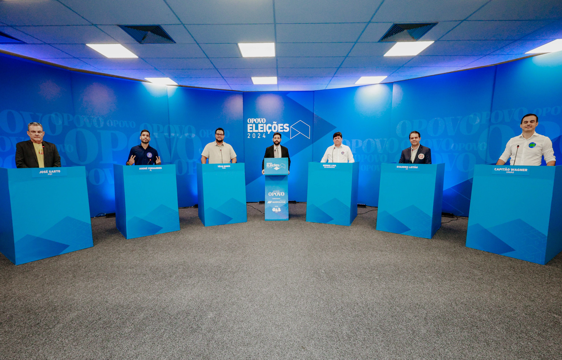 DA ESQUERDA para direita: José Sarto (PDT), André Fernandes (PL), Técio Nunes (Psol), o mediador Ítalo Coriolano, George Lima (Solidariedade), Evandro Leitão (PT) e Capitão Wagner (União Brasil)
 (Foto: Fco Fontenele)