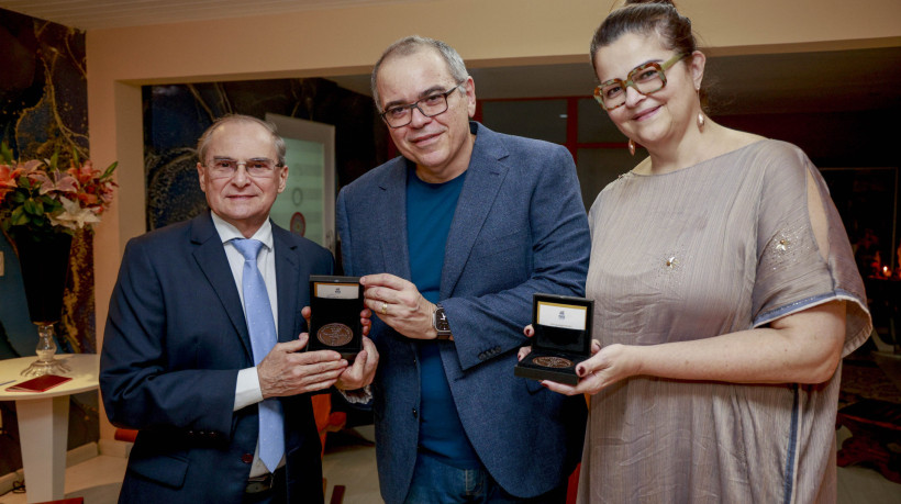 Aberlado Benevides, presidente do Tribunal de Justiça do Ceará (TJDCE), entrega medalha para diretores do O POVO, Luciana Dummar e Dummar Neto