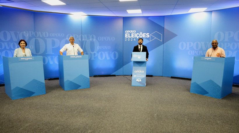 O POVO promove debate com os candidatos a prefeito de Caucaia. Da esquerda para a direita: Emília Pessoa (PSDB), Coronel Aginaldo (PL), mediador Ítalo Coriolano, e Waldemir Catanho (PT)