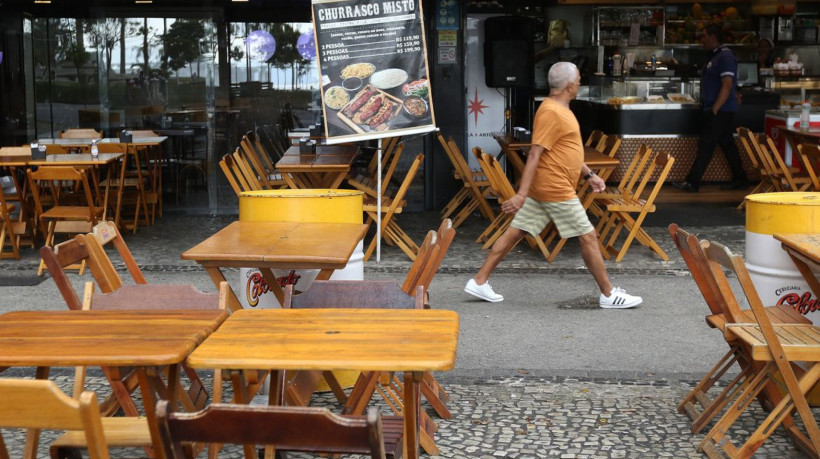 Serviços não financeiros tiveram recorde de ocupação em 2022, diz IBGE