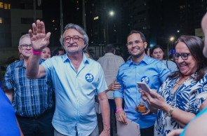 FORTALEZA, CEARÁ, 29-08-2024: Debates O Povo com candidatos da cidade Eusébio. Na foto, o candidato Dr. Júnior e seus apoiadores. (Foto: Fernanda Barros / O Povo)