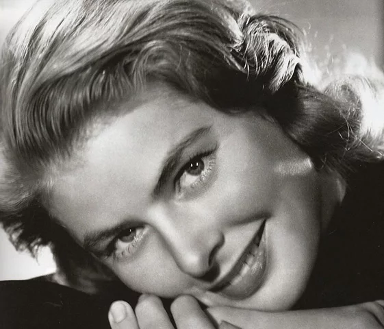 Uma das grandes atrizes de Hollywood, a sueca Ingrid Bergman, teve uma carreira consolidada no mundo do cinema. Contudo, uma peculiaridade de sua vida chama a atenção. A artista nasceu no dia 29 de agosto de 1915 e, curiosamente, morreu na mesma data, entretanto no ano de 1982, vítima de câncer nos seios.