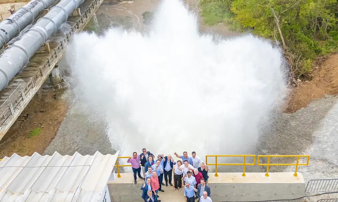 Lula inaugura obra que leva água ao interior do estado da Paraíba