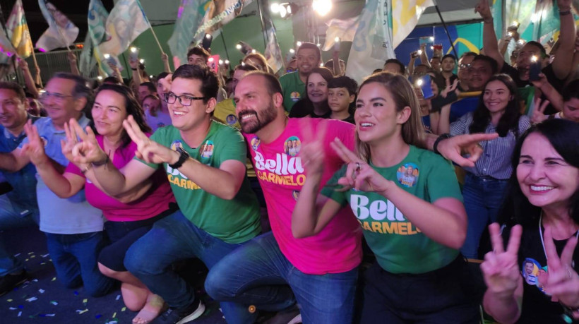 O deputado federal Eduardo Bolsonaro e o deputado estadual Carmelo Neto participaram da inauguração do comitê da candidata à vereadora Bella Carmelo