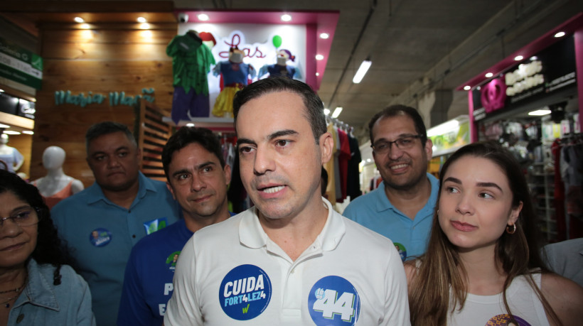 FORTALEZA-CE, BRASIL, 31-08-2024: Capitão Wagner faz campanha no Centro Fashion.  (foto: Fabio Lima/ OPOVO)