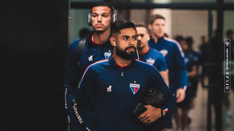 Felipe Jonatan, lateral-esquerdo do Fortaleza, em chegada ao Estádio Nilton Santos