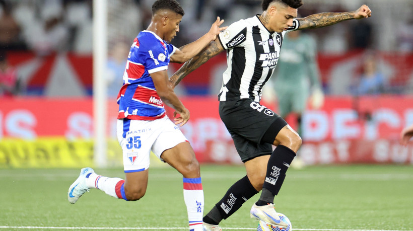 Hércules e Igor Jesus disputam lance no jogo Botafogo x Fortaleza, no Nilton Santos, pelo Campeonato Brasileiro Série A 2024