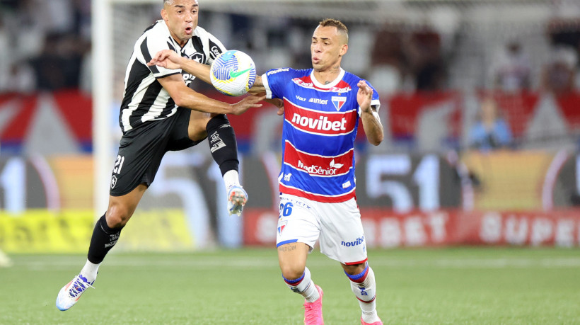 Marçal e Breno Lopes disputam lance no jogo Botafogo x Fortaleza, no Nilton Santos, pelo Campeonato Brasileiro Série A 2024