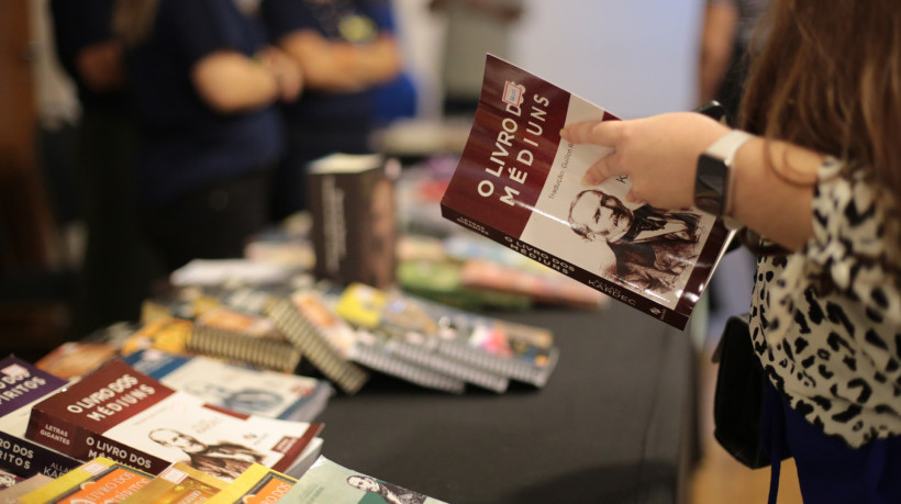 FORTALEZA-CE, BRASIL, 31-08-2024: Livros de espiritismo à venda no  30º Encontro de Estudos Espíritas (ENESE).  (foto: Fabio Lima/ OPOVO)