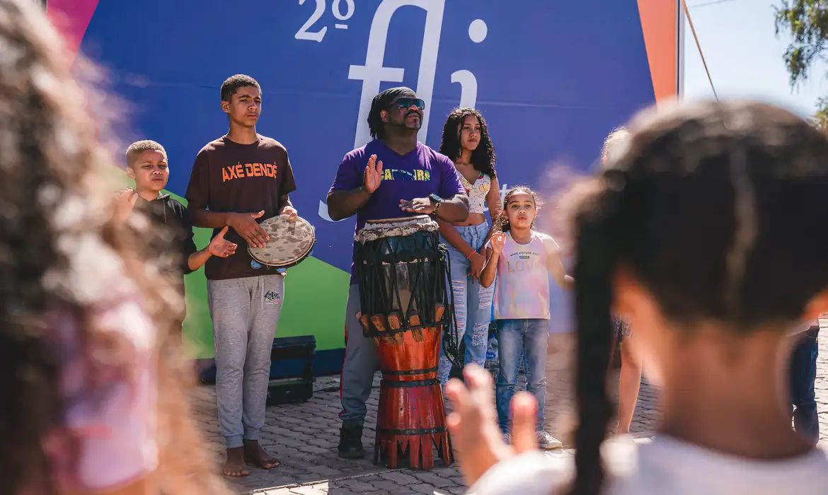 Fliparacatu premia alunos em concurso de redação e desenho