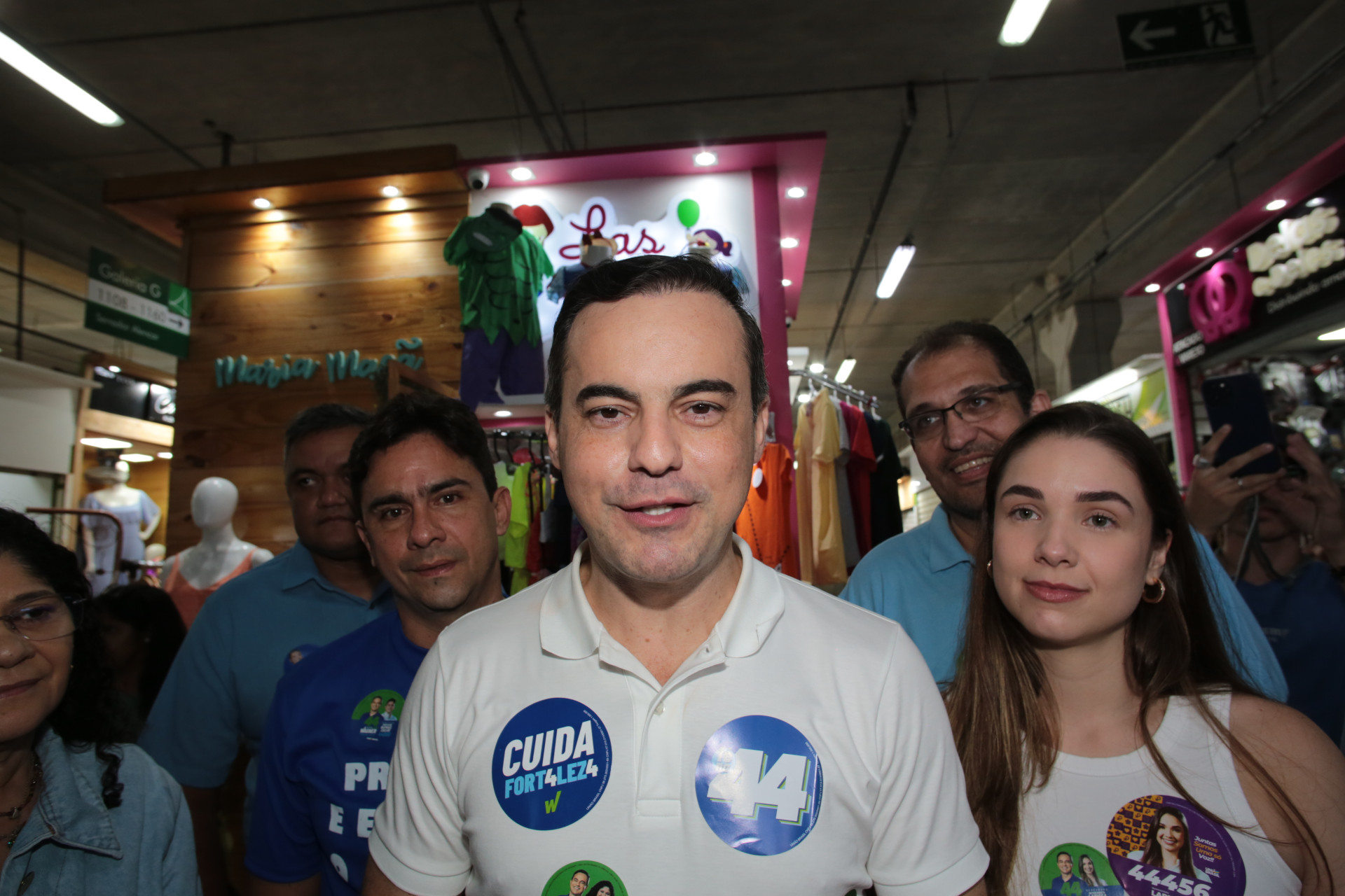 FORTALEZA-CE, BRASIL, 31-08-2024: Capitão Wagner faz campanha no Centro Fashion.  (foto: Fabio Lima/ OPOVO) (Foto: FÁBIO LIMA)